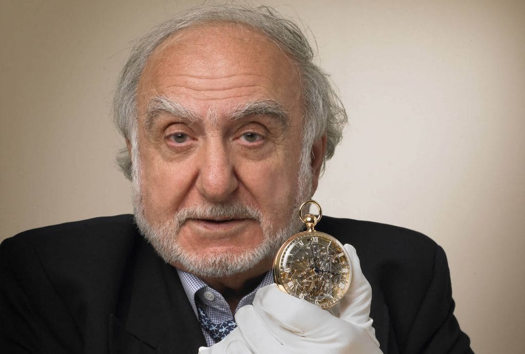 N.G. Hayek, fondateur du Swatch Group, tenant en main la "Marie-Antoinette".