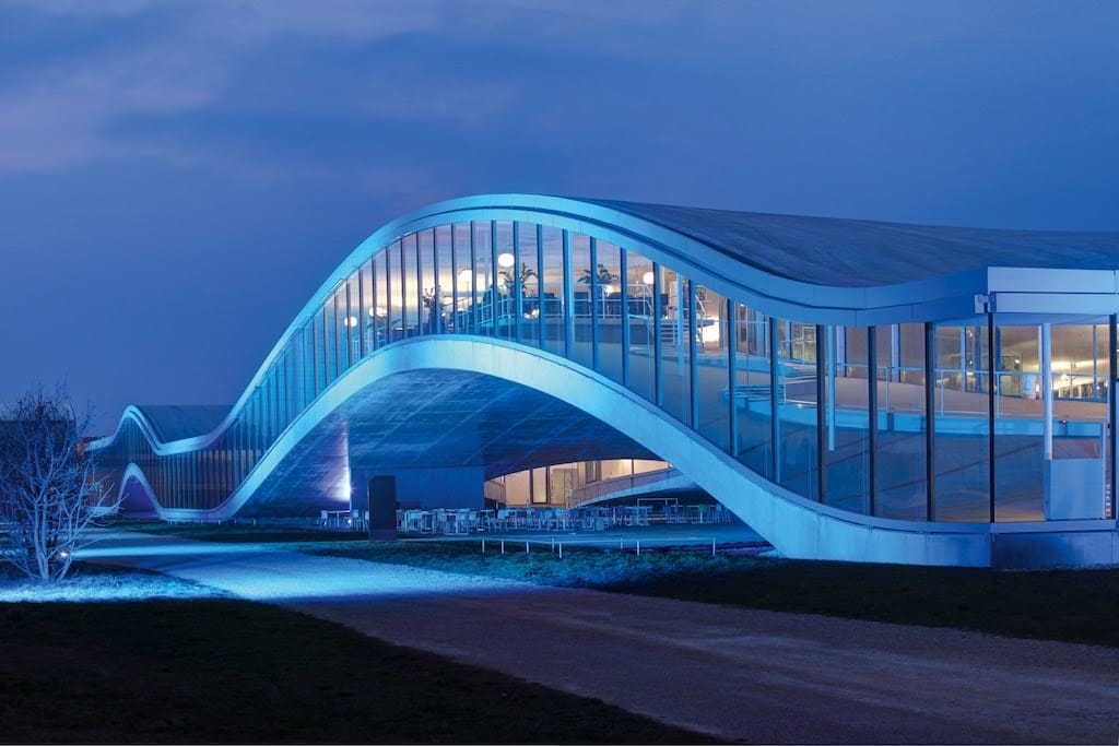 Vue extérieure du Rolex Learning Center par SANAA pour l'EPFL à Lausanne. ©Rolex/Jess Hoffman