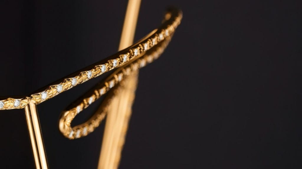 Sertissage et gravure sur le masque