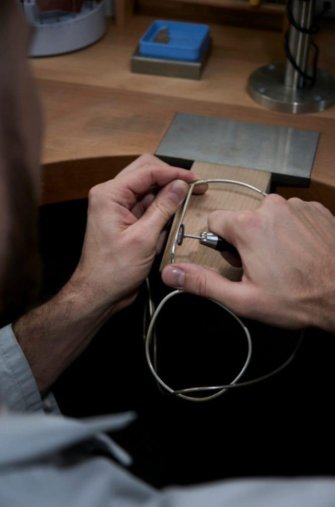 Sertissage et gravure sur le masque