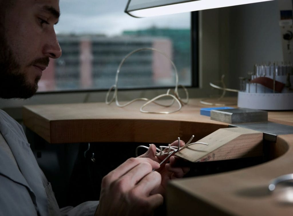 Sertissage et gravure sur le masque