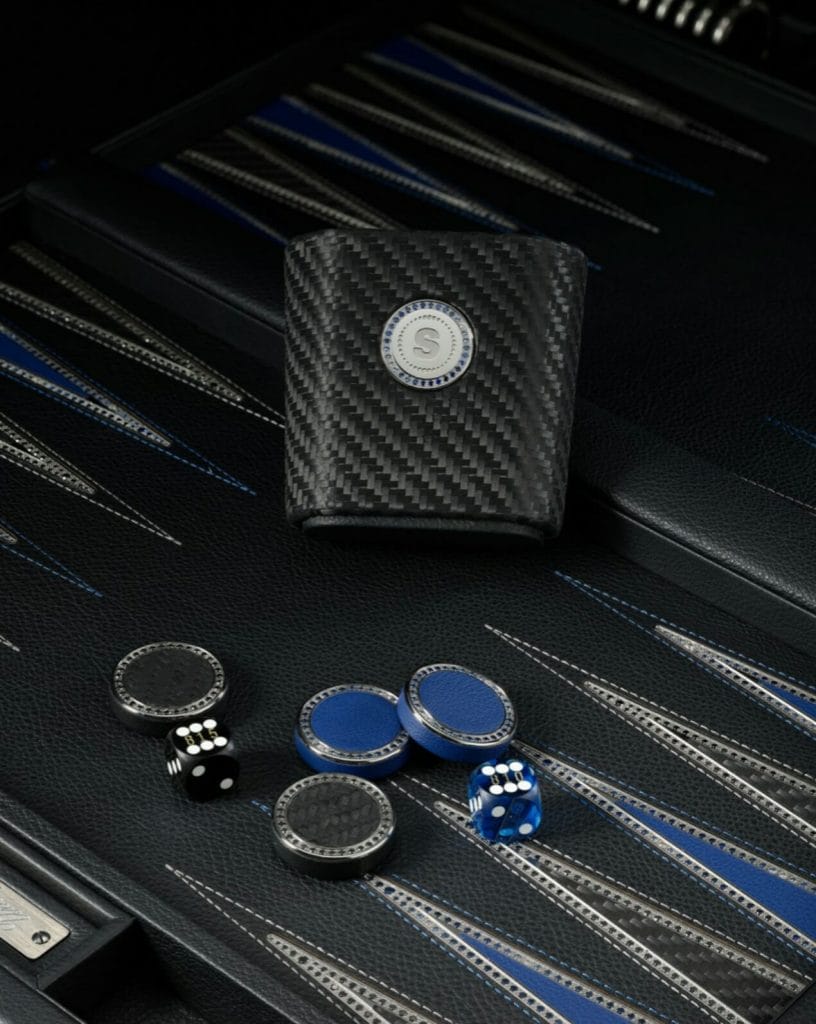 Sertissage en diamants sur le jeu backgammon et gobelet en cuir anthracite