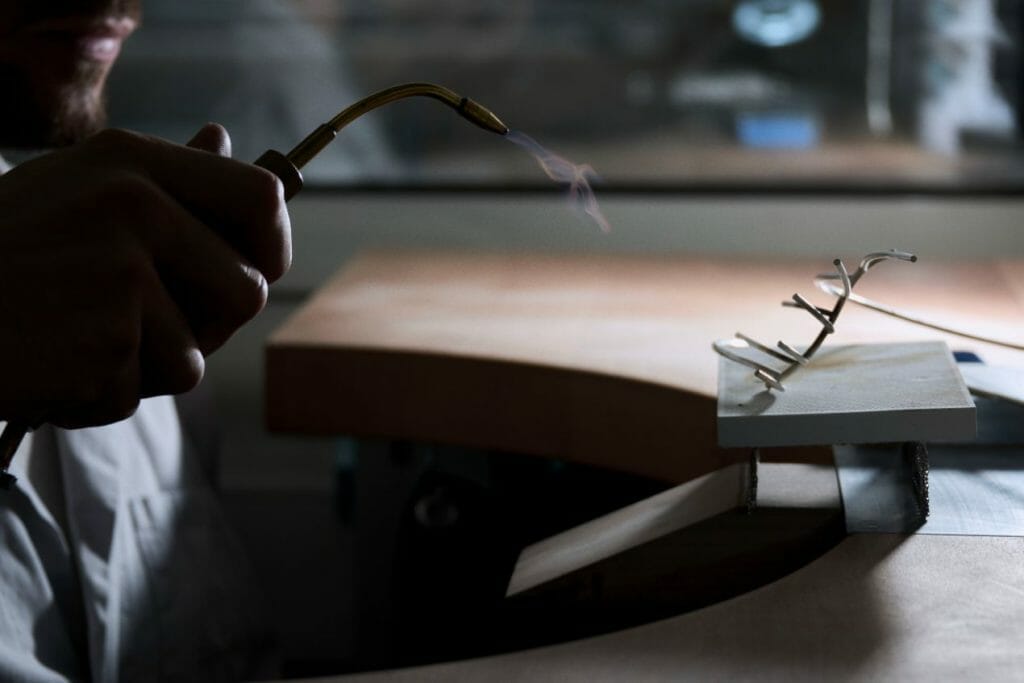 Le travail de préparation de la matière à sertir.