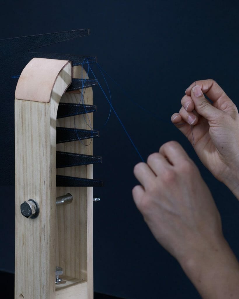 Points de couture des éléments en cuir.