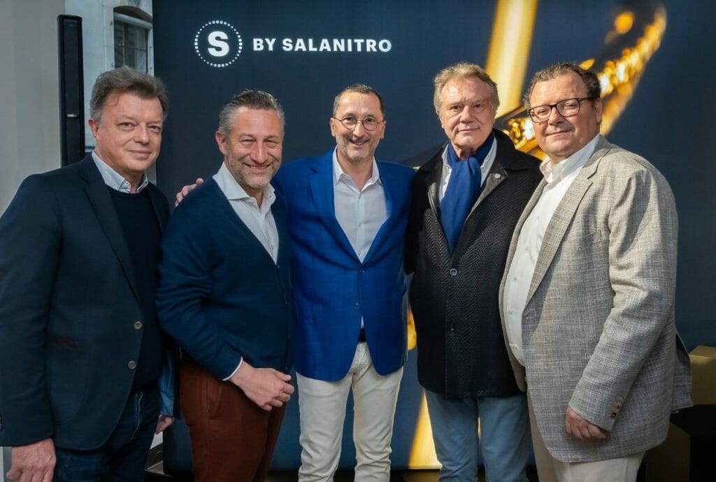 De gauche à droite : Nicholas Beau (Tiffany Horlogerie), Aurel Bacs (Phillips), Pierre Salanitro, François-Paul Journe,
Thierry Stern (Patek Philippe)