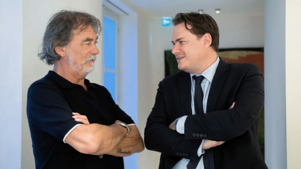 Benjamin Cymerman lors du vernissage dans la boutique au 58 rue du Faubourg Saint-Honoré. 