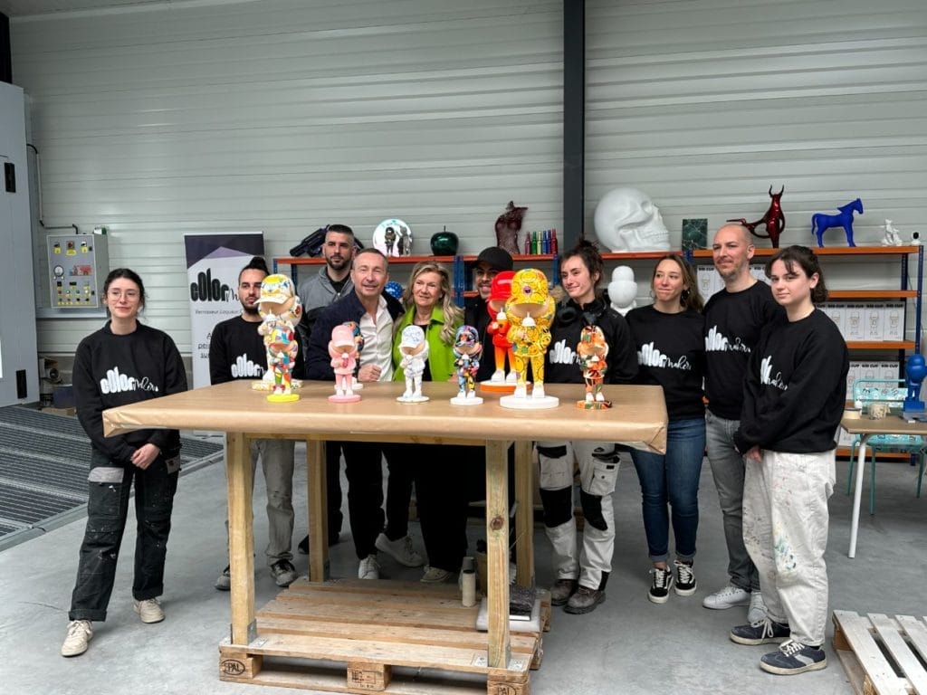 Léo & Steph entouré de toute l'équipe Color Maker.